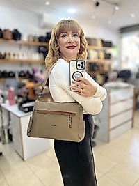 Çok Gözlü Yumuşak ve Hafif Yapılı Çift Askılı Omuz ve Çapraz Çanta Vizon Taba Geçişli Buzzy (30x24 cm)