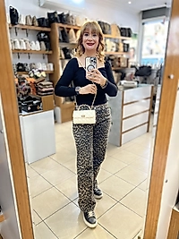 Elde Tutmalı Zincir Askı İçi Deri Geçişli Modelimiz Krem Renk(19x11 cm) dir